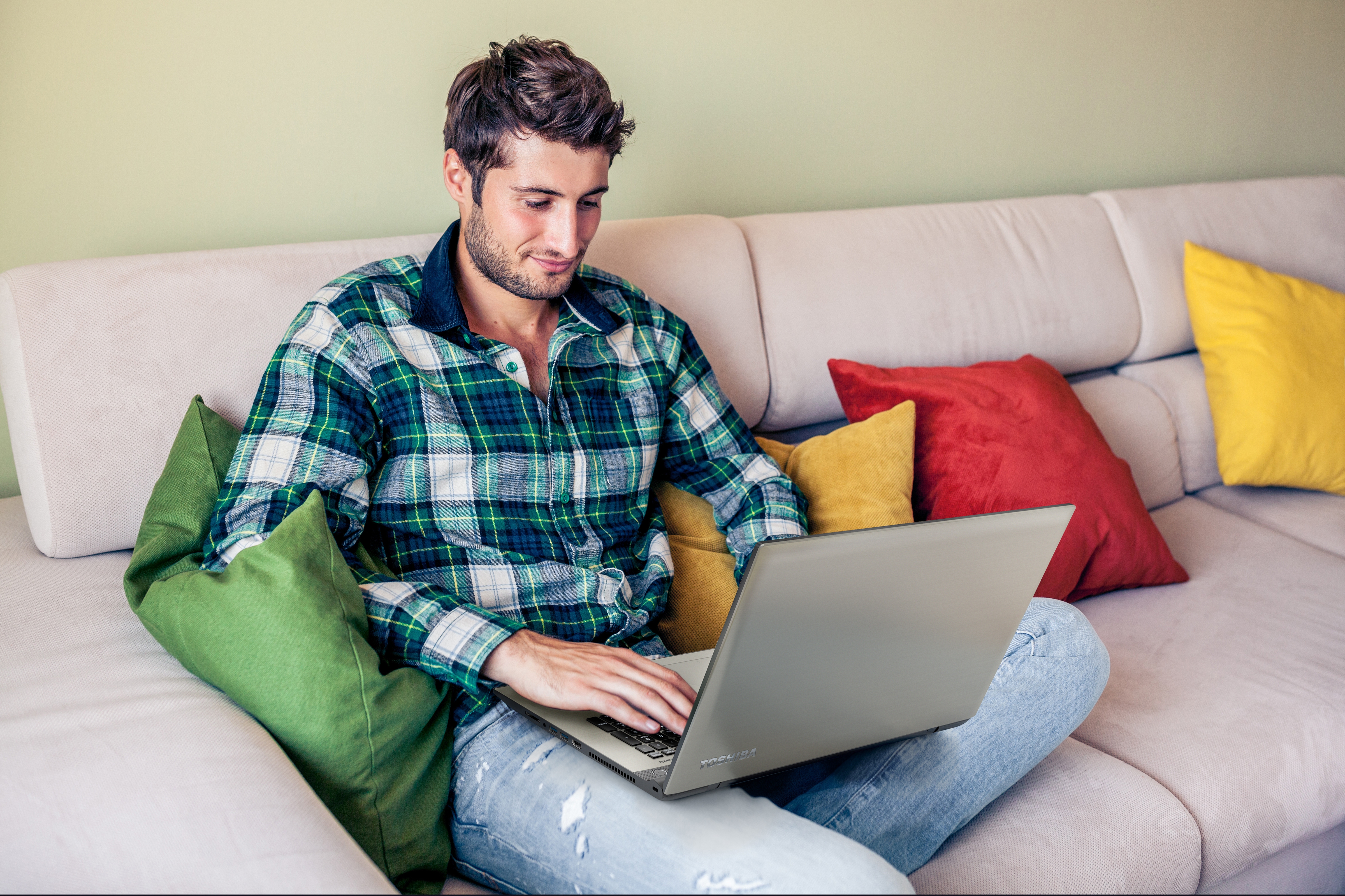 Ежедневный работа для мужчин. Мужчина работает из дома на диване. Guy working from Home. Man working at Home Sofa. Man working from Home Sofa.